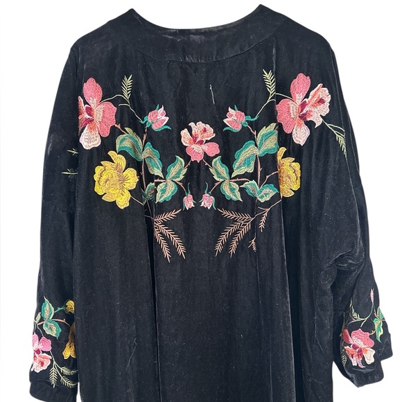 TOPSHOP Velvet Embroidered Floral Kimono - Picture 9 of 12